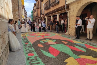 Alfombras florales en El Burgo de Osma en el Corpus 2023.-ANA HERNANDO