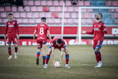 El Numancia vio como el colista asaltaba el campo de Los Pajaritos. G.M.
