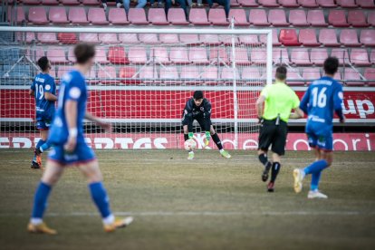 El Numancia vio como el colista asaltaba el campo de Los Pajaritos. G.M.