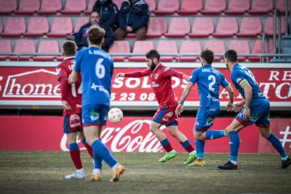 El Numancia vio como el colista asaltaba el campo de Los Pajaritos. G.M.