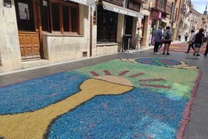 Alfombras florales en El Burgo de Osma en el Corpus 2023.-ANA HERNANDO