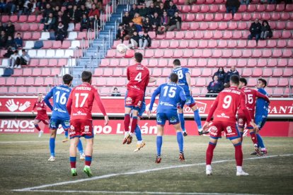 El Numancia vio como el colista asaltaba el campo de Los Pajaritos. G.M.