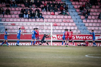 El Numancia vio como el colista asaltaba el campo de Los Pajaritos. G.M.