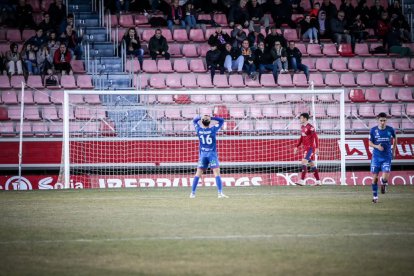 El Numancia vio como el colista asaltaba el campo de Los Pajaritos. G.M.