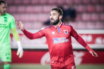 El Numancia vio como el colista asaltaba el campo de Los Pajaritos. G.M.