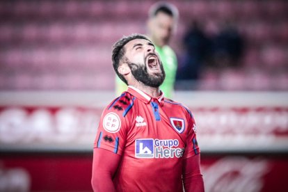 El Numancia vio como el colista asaltaba el campo de Los Pajaritos. G.M.