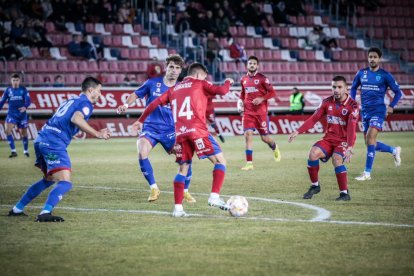 El Numancia vio como el colista asaltaba el campo de Los Pajaritos. G.M.