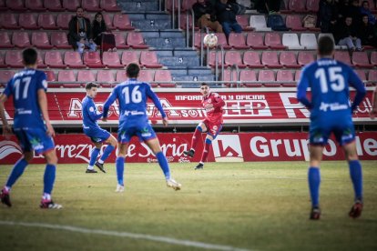 El Numancia vio como el colista asaltaba el campo de Los Pajaritos. G.M.
