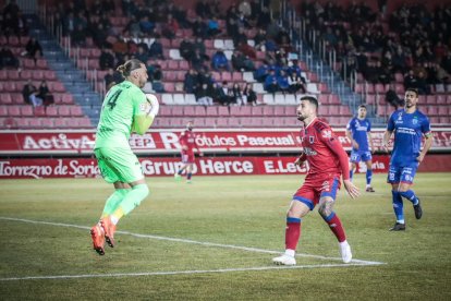 El Numancia vio como el colista asaltaba el campo de Los Pajaritos. G.M.