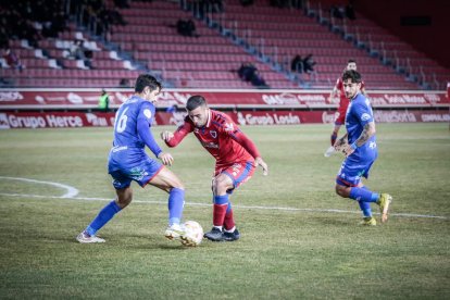 El Numancia vio como el colista asaltaba el campo de Los Pajaritos. G.M.