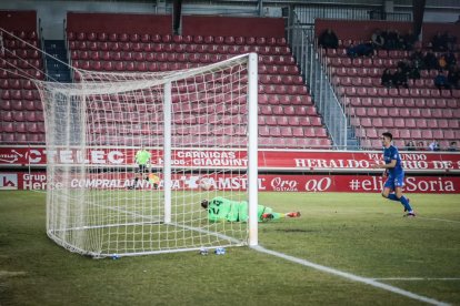El Numancia vio como el colista asaltaba el campo de Los Pajaritos. G.M.