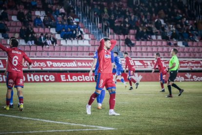 El Numancia vio como el colista asaltaba el campo de Los Pajaritos. G.M.