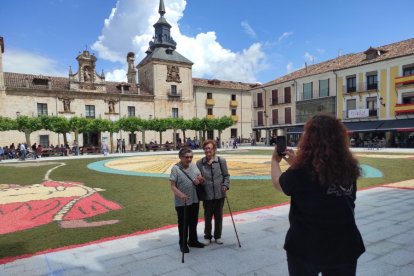 Alfombras florales en El Burgo de Osma en el Corpus 2023.-ANA HERNANDO