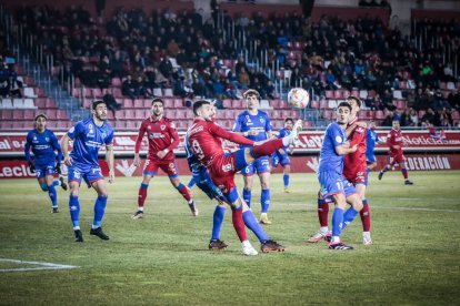El Numancia vio como el colista asaltaba el campo de Los Pajaritos. G.M.