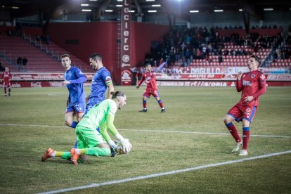 El Numancia vio como el colista asaltaba el campo de Los Pajaritos. G.M.