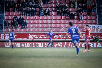 El Numancia vio como el colista asaltaba el campo de Los Pajaritos. G.M.
