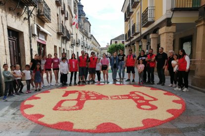Alfombra diseñada por una refugiada ucraniana de El Burgo y confeccionada por Cruz Roja.-HDS