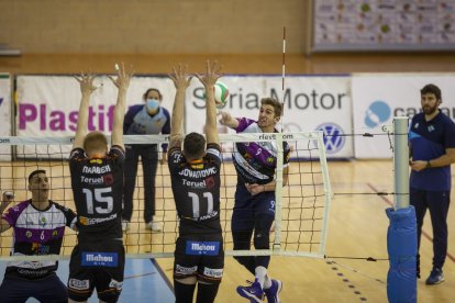 Voley Superliga Masculina: CVD Rio Duero vs CV Teruel
Fotógrafo: Mario Tejedor