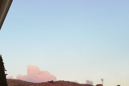El penacho de humo, visible desde las calles de Deza. HDS