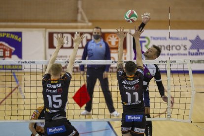 Voley Superliga Masculina: CVD Rio Duero vs CV Teruel
Fotógrafo: Mario Tejedor