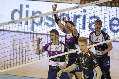 Voley Superliga Masculina: CVD Rio Duero vs CV Teruel
Fotógrafo: Mario Tejedor