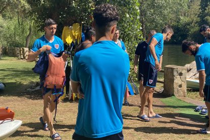 El Numancia realizó un entreno singular en las aguas del Duero. CD Numancia
