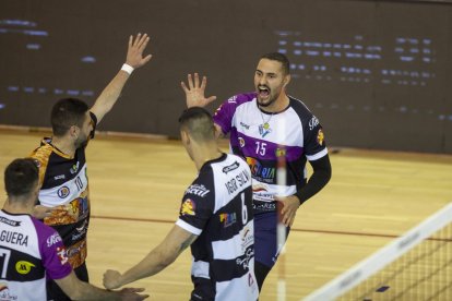 Voley Superliga Masculina: CVD Rio Duero vs CV Teruel
Fotógrafo: Mario Tejedor