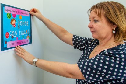 Una vecina de Tera colocando un cartel de apoyo - MARIO TEJEDOR