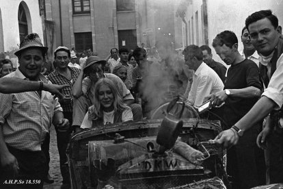 La cuadrilla de la Cruz y San Pedro en el antiguo matadero 1967. - MANUEL LAFUENTE CALOTO AHPSo 18550