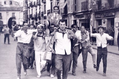 Paseo a hombros tras la corrida del Viernes de Toros (años 40-50) en la Calle Ferial. - AMADOR CARRASCOSA AHPSo 20100