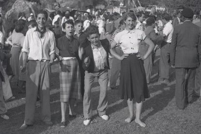 Un grupo de jóvenes en Valonsadero c.1950. - AMADOR CARRASCOSA AHPSo 14048