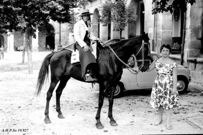 Una caballista en los años 50. - AMADOR CARRASCOSA AHPSo 19927