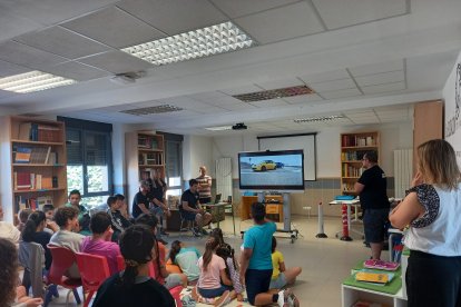 El club de automovilismo BNNOracing acerca su actividad a los alumnos del colegio de Berlanga.