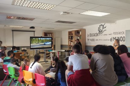 El club de automovilismo BNNOracing acerca su actividad a los alumnos del colegio de Berlanga.