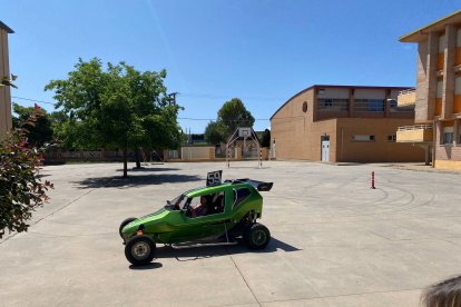 El club de automovilismo BNNOracing acerca su actividad a los alumnos del colegio de Berlanga.