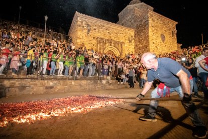 Paso del Fuego 2023 en San Pedro con un recinto abarrotado