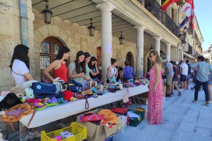 El Burgo ha acogido un mercado solidario a favor de la parroquia.