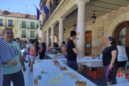 El Burgo ha acogido un mercado solidario a favor de la parroquia.