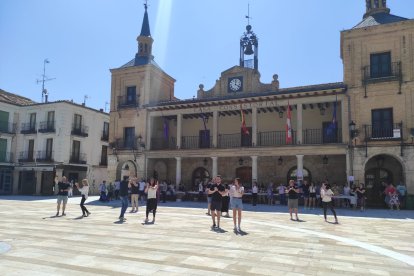 El Burgo ha acogido un mercado solidario a favor de la parroquia.