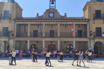 El Burgo ha acogido un mercado solidario a favor de la parroquia.