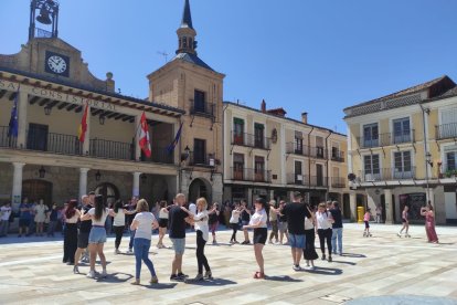 El Burgo ha acogido un mercado solidario a favor de la parroquia.