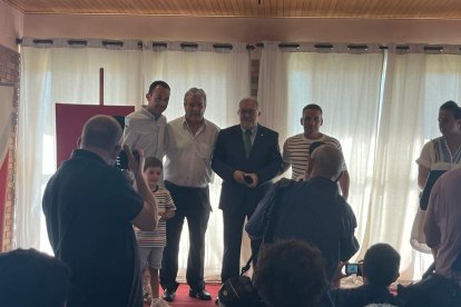 Litos en el momento de recoger la medalla y la insignia de oro de la Territorial