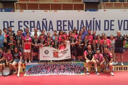Los benjamines del Sporting en lo más alto del podio