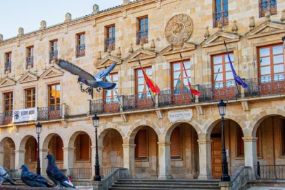 Imagen del Ayuntamiento de Soria, en la plaza Mayor, en la que se observan sus fases según el color de la piedra.