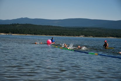 Con una importante participación se celebró la tercera edición de la travesía al embalse de la Cuerda del Pozo.