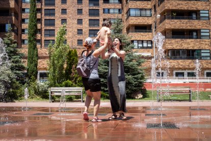 Los sorianos combaten el calor con helados, en el río o en las fuentes de la ciudad.