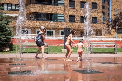Los sorianos combaten el calor con helados, en el río o en las fuentes de la ciudad.