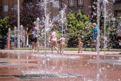 Los sorianos combaten el calor con helados, en el río o en las fuentes de la ciudad.