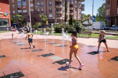 Los sorianos combaten el calor con helados, en el río o en las fuentes de la ciudad.