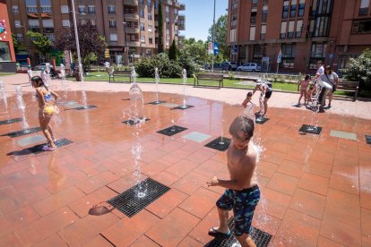 Los sorianos combaten el calor con helados, en el río o en las fuentes de la ciudad.